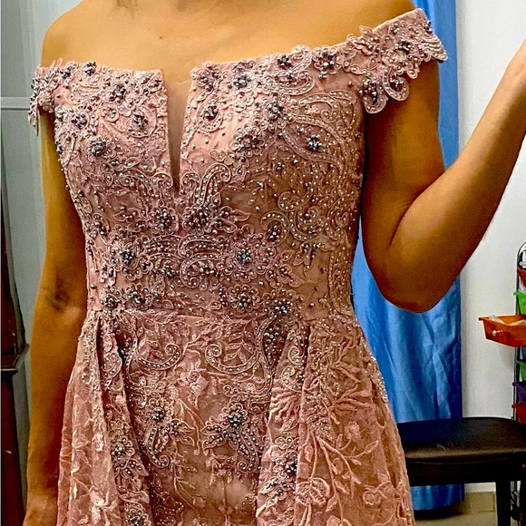 Elegant formal dress - Picture 2 of 4